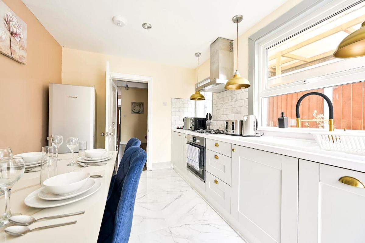 Cozy 3 Bed Home In London, Free Parking, Sleeps 8! Londres Exterior foto